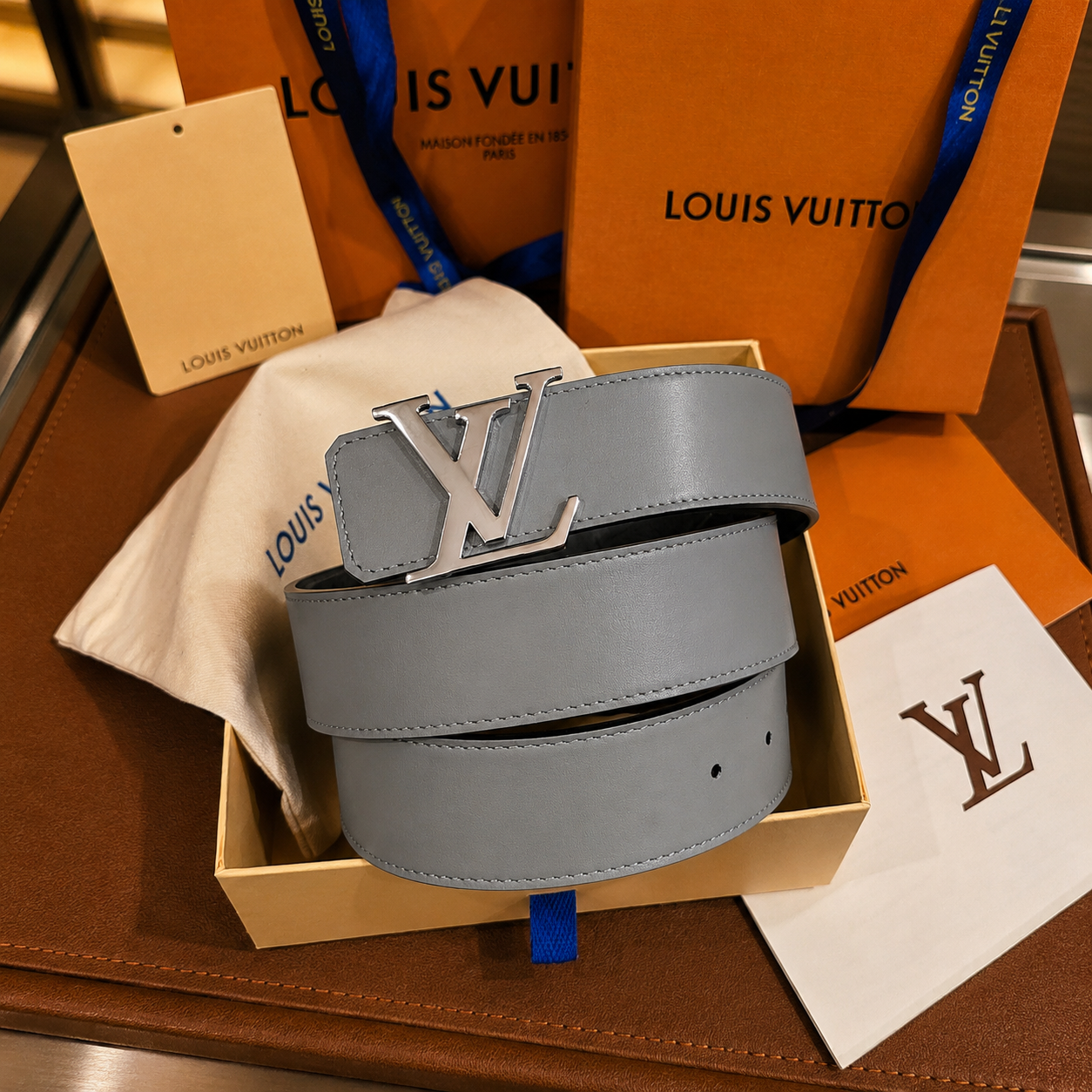 Louis Vuitton cinturón reversible Monogram Eclipse y piel azul gris