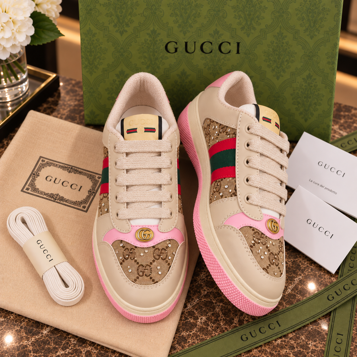 Gucci tenis Screener piel beige con paneles GG y ribete rosa