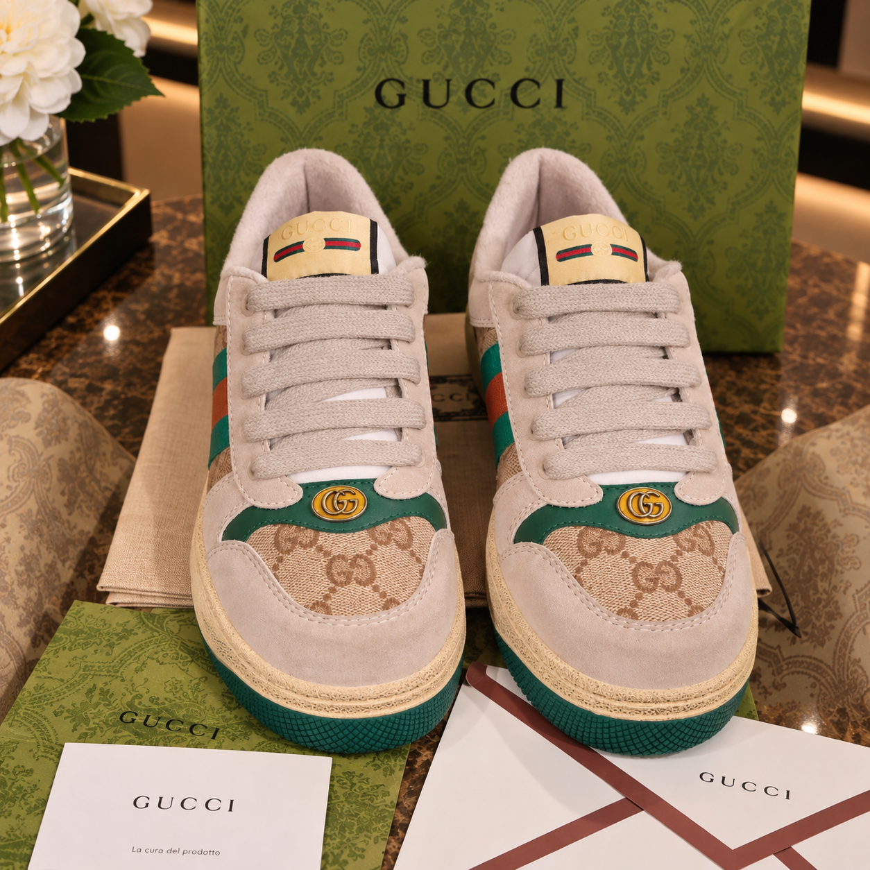 Gucci tenis Screener piel blanca con paneles GG y banda verde