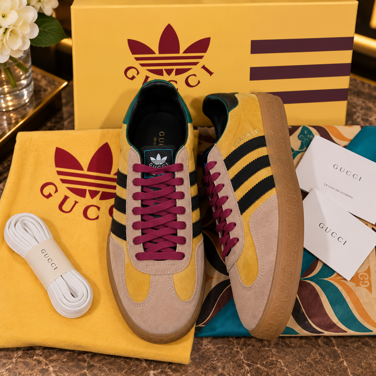 Gucci x adidas tenis Gazelle ante amarillo con bandas negras