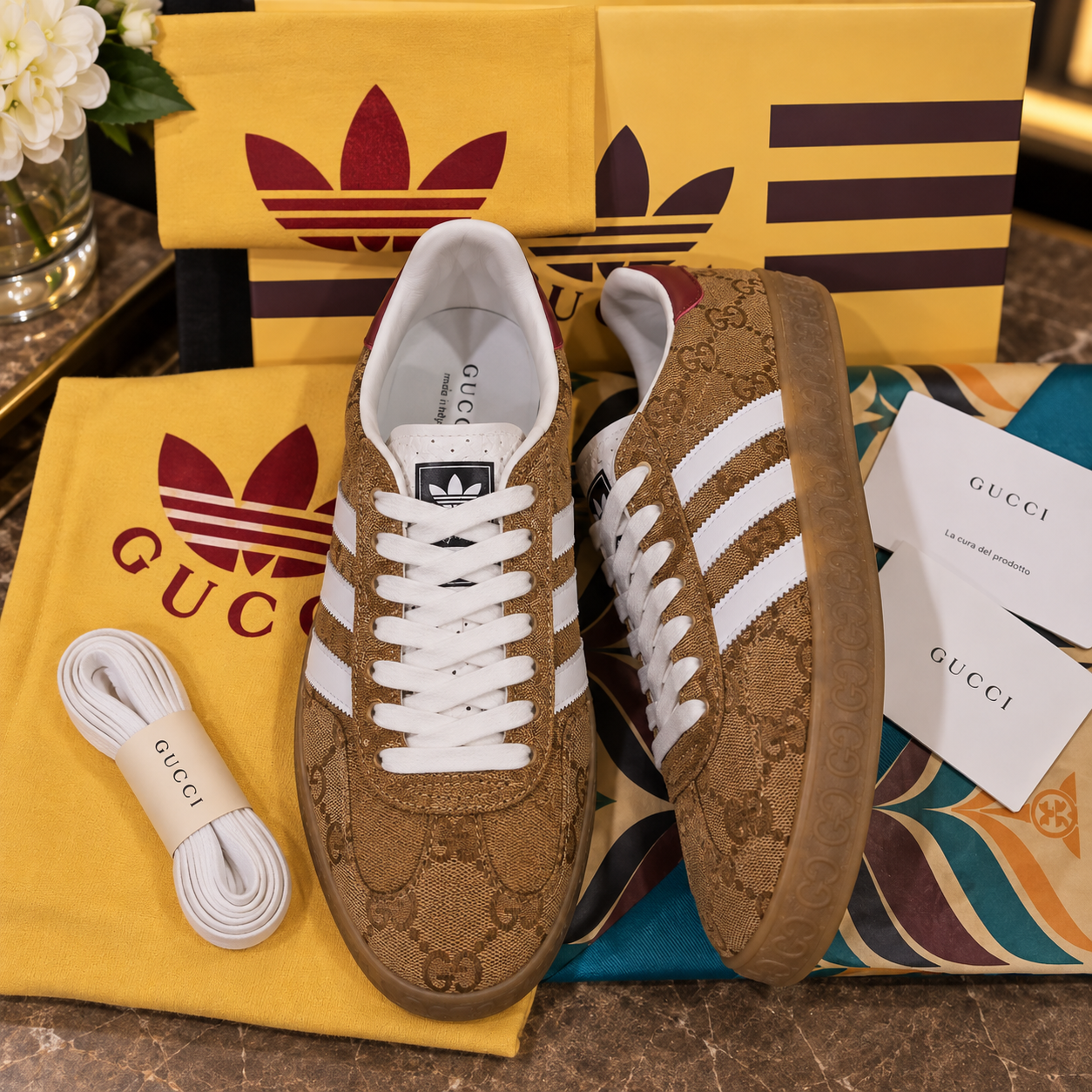 Gucci x adidas tenis Gazelle lona GG Supreme con bandas blancas