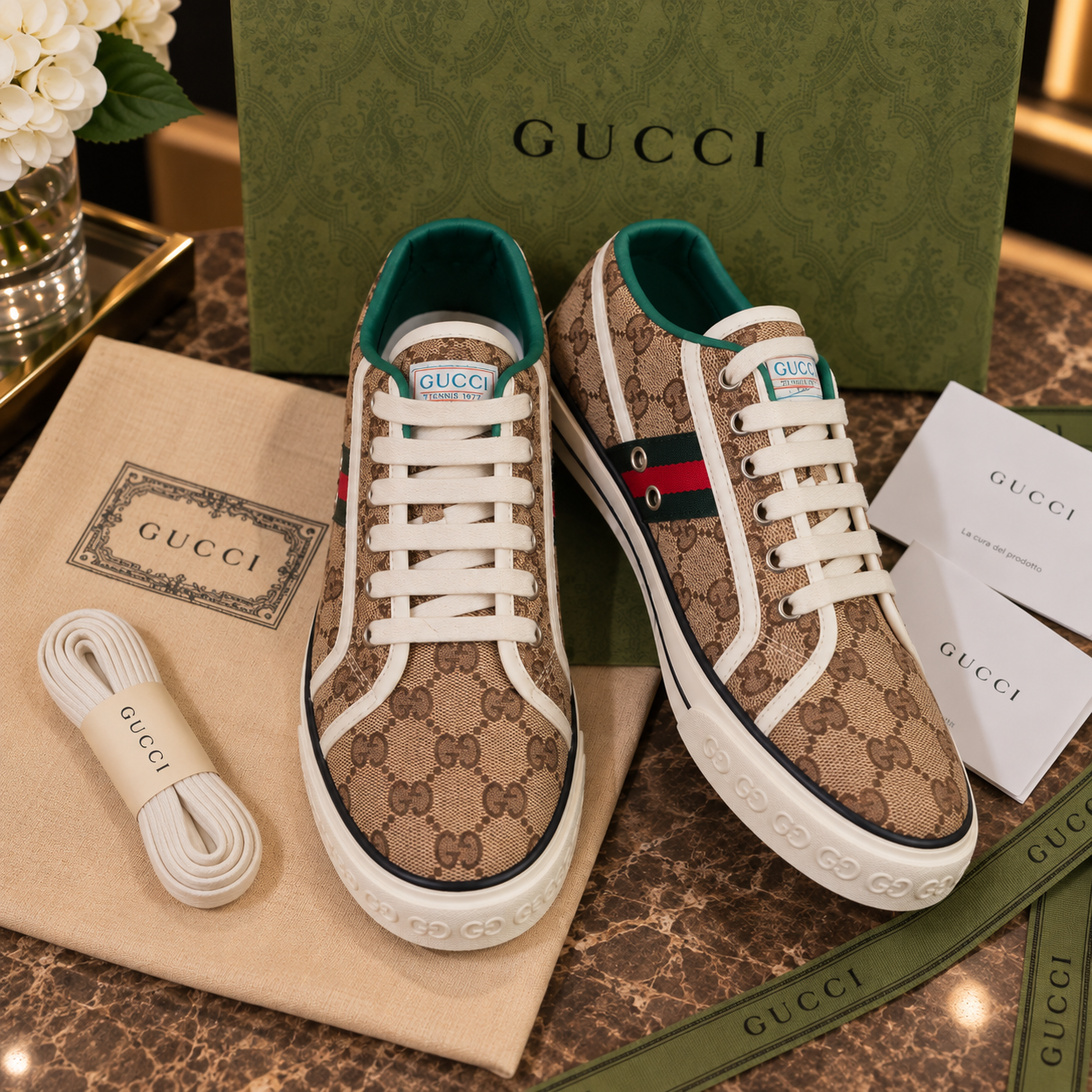 Gucci tenis lona GG Supreme con banda Web y detalle verde