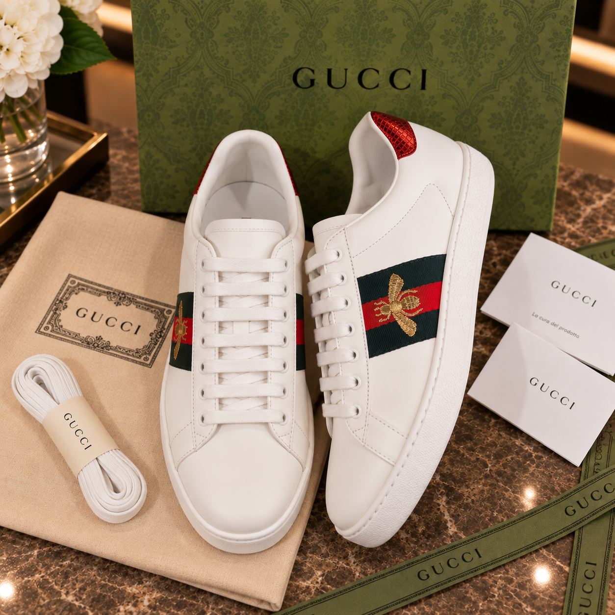 Gucci tenis Ace piel blanca con abeja bordada