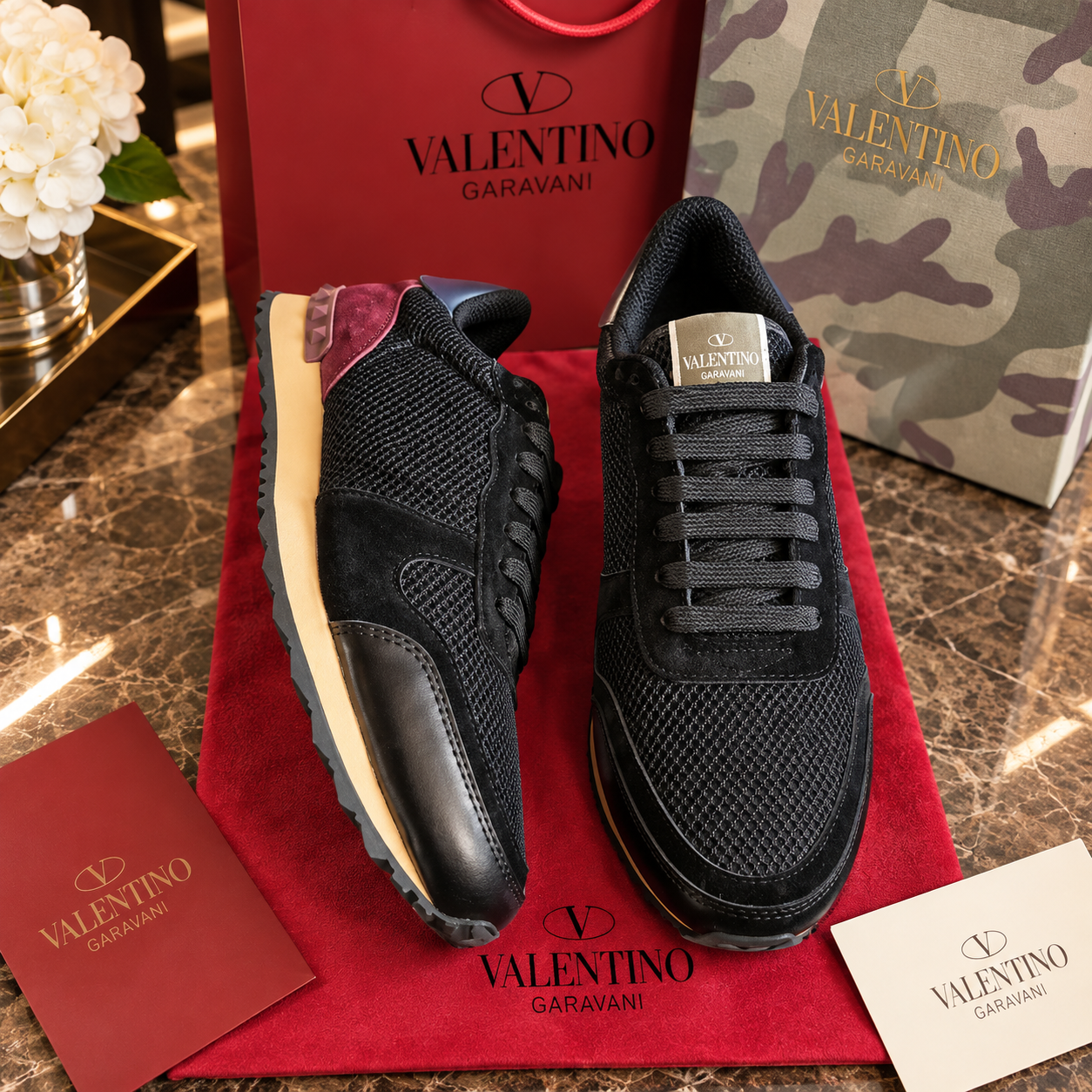 Valentino tenis Rockrunner malla negra con suela crudo