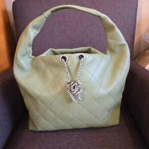 Chanel bolsa de mano piel acolchada verde con dije CC plateado
