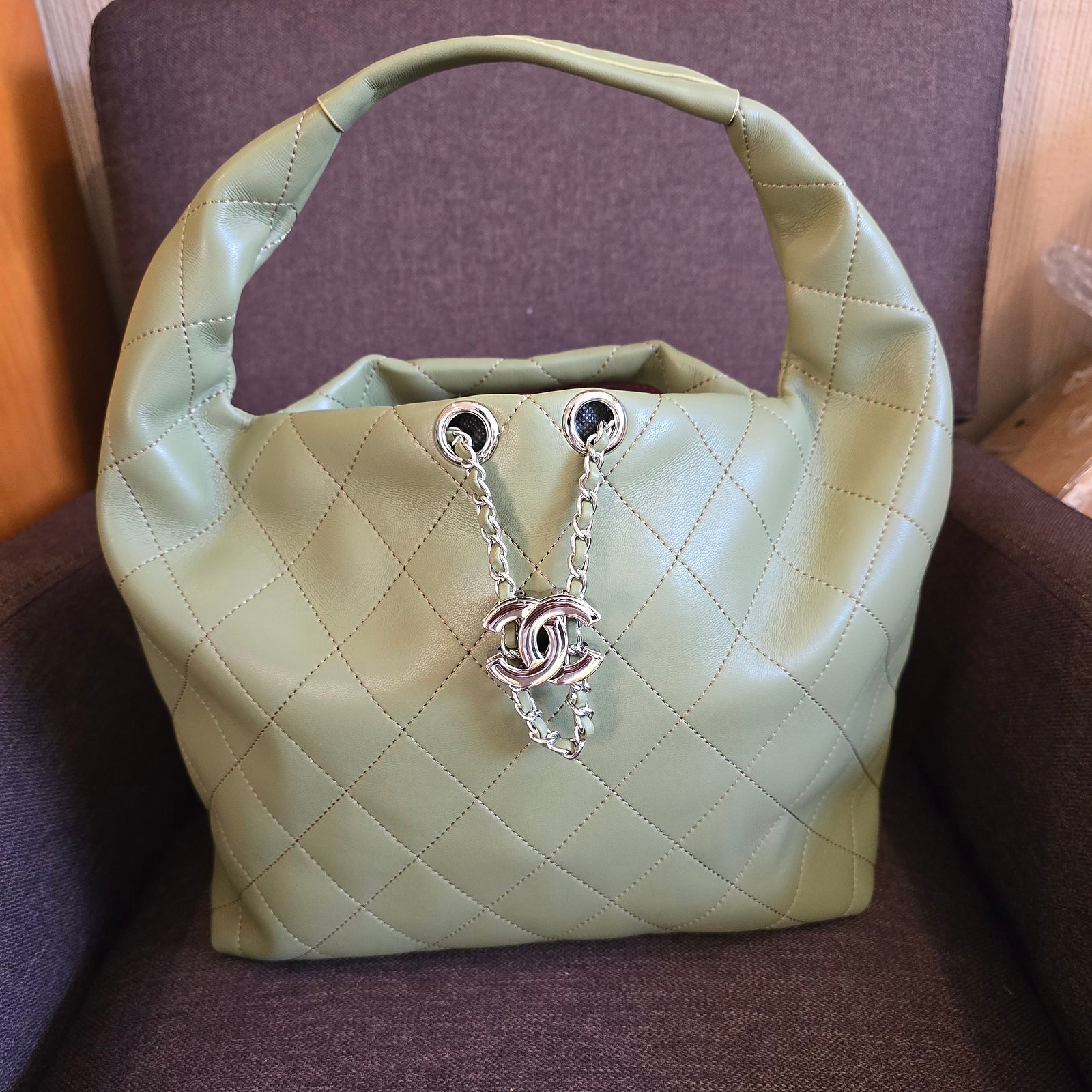 Chanel bolsa de mano piel acolchada verde con dije CC plateado