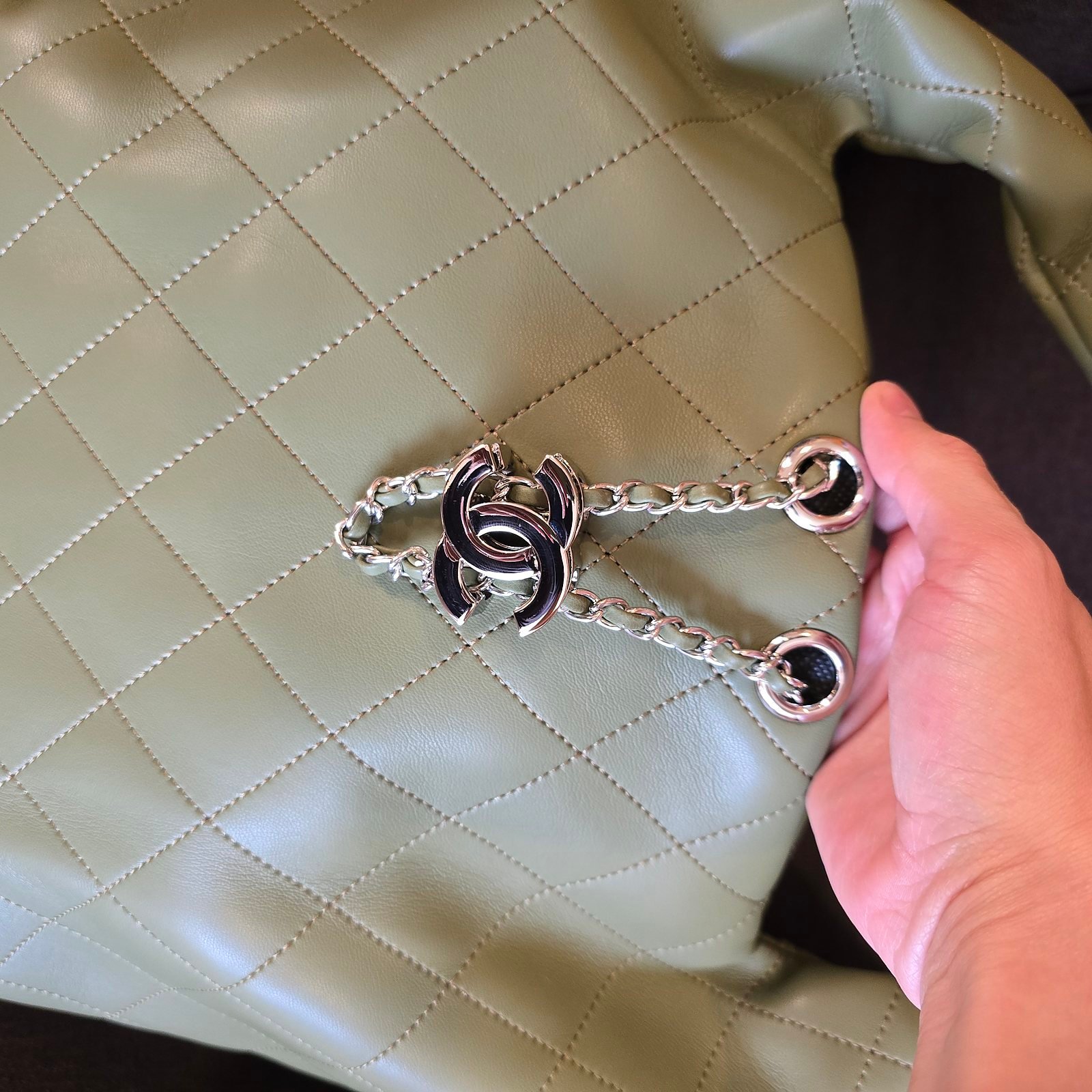 Chanel bolsa de mano piel acolchada verde con dije CC plateado - Imagen 2