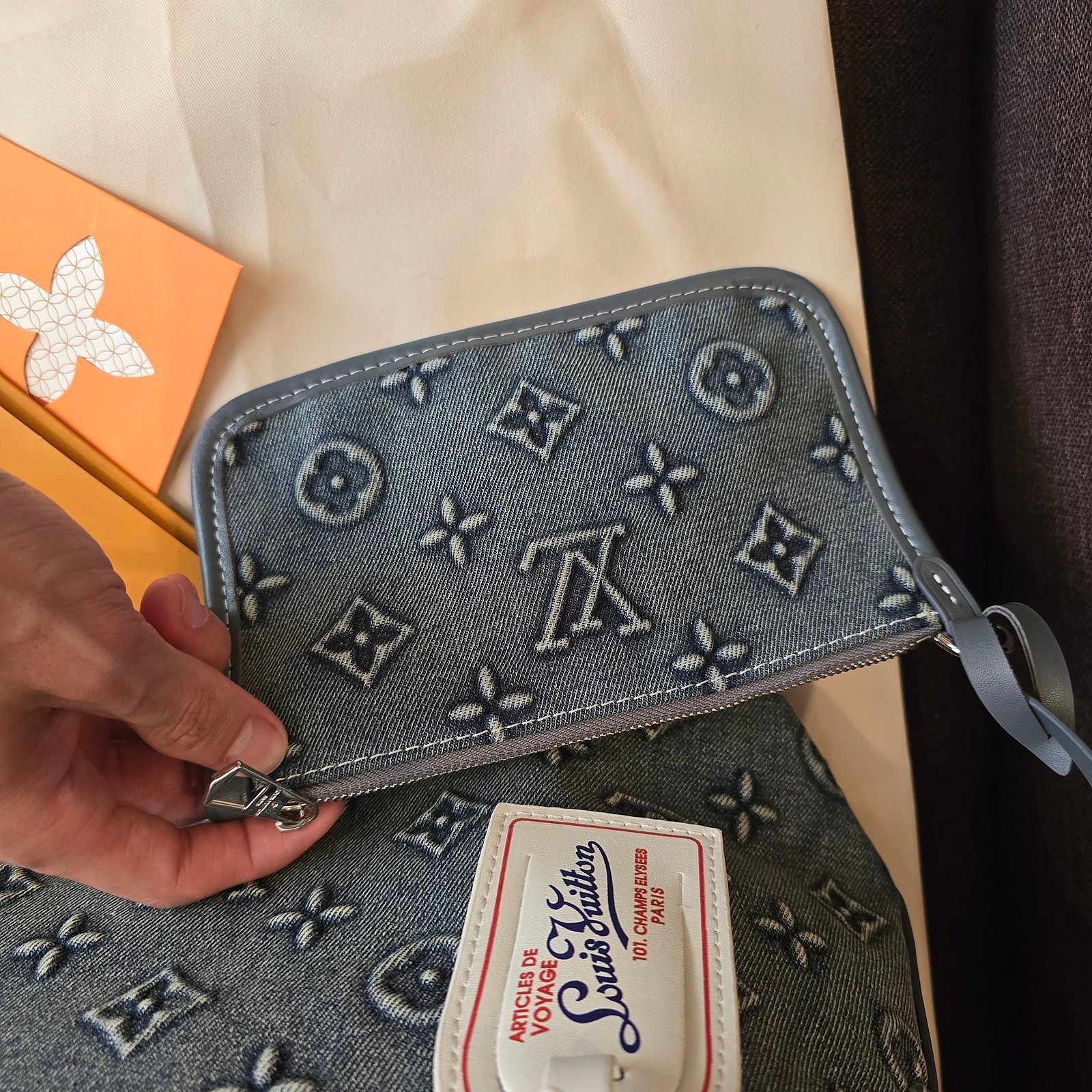 Louis Vuitton bolsa CarryAll mezclilla Monogram con pochette desmontable - Imagen 3