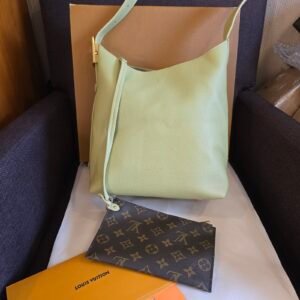 Louis Vuitton bolsa de hombro piel granulada verde pistache con cartera Monogram