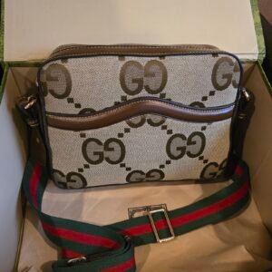 Gucci bolsa cruzada lona Jumbo GG con correa Web