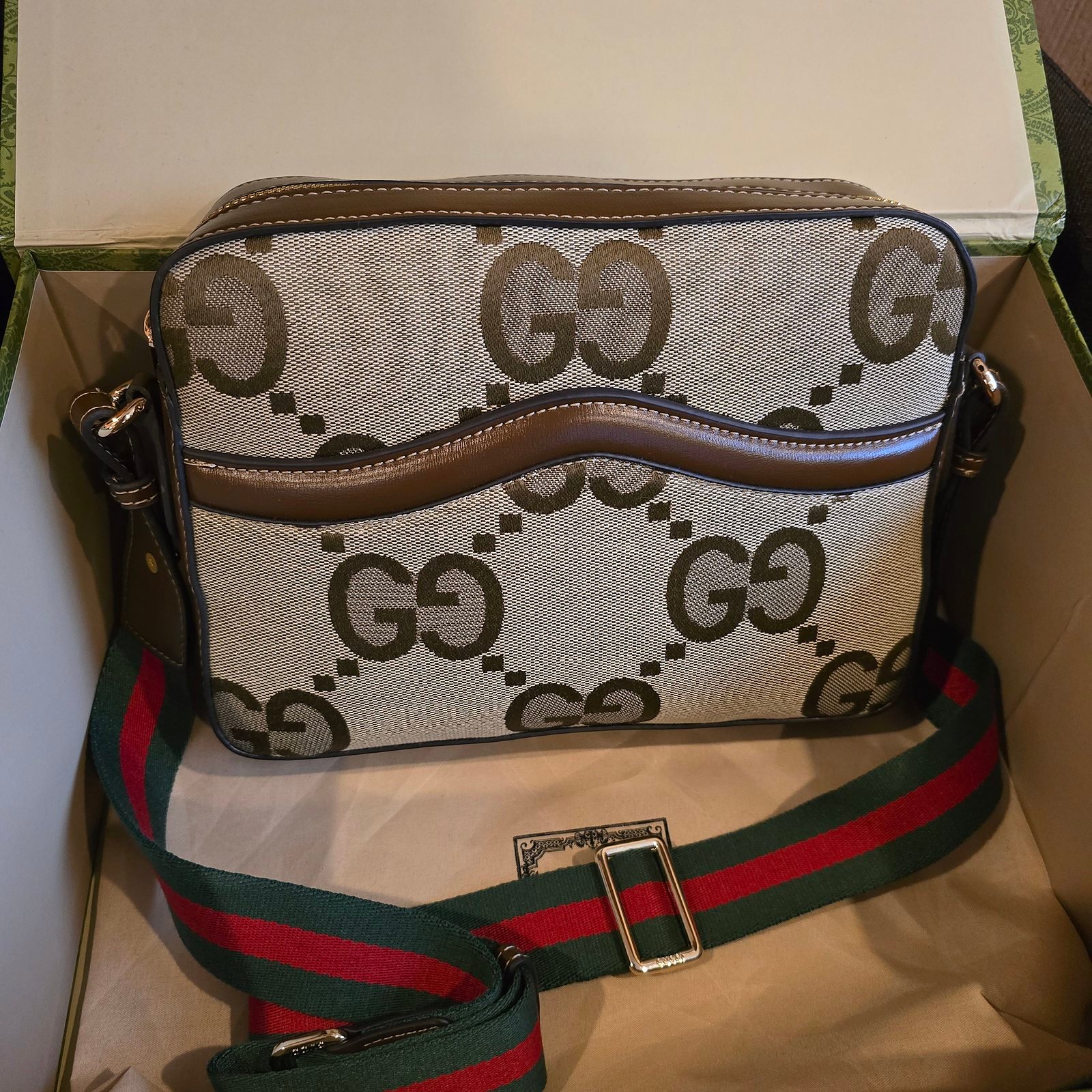 Gucci bolsa cruzada lona Jumbo GG con correa Web