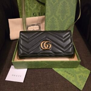 Gucci cartera Marmont piel matelassé negra con doble G dorada