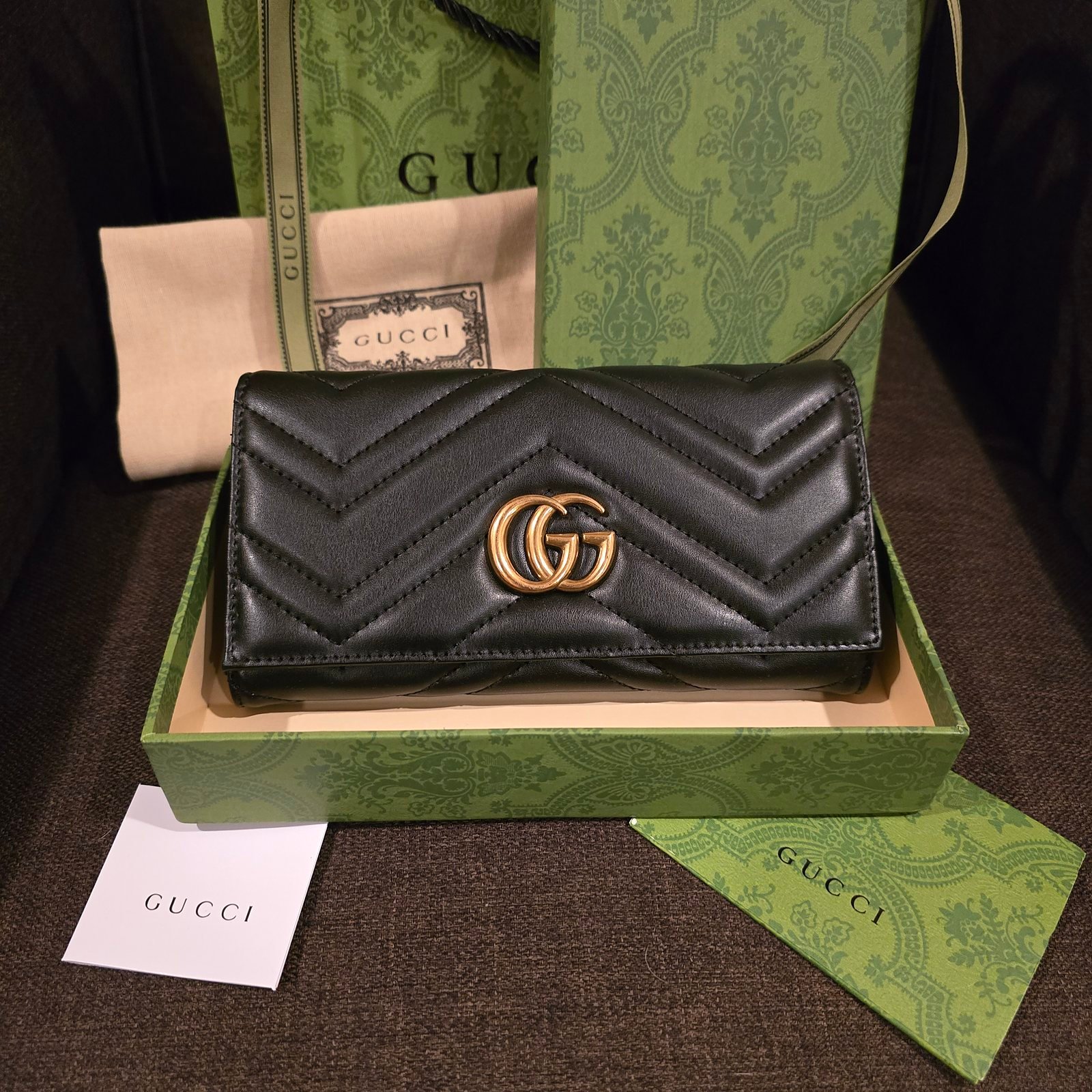 Gucci cartera Marmont piel matelassé negra con doble G dorada
