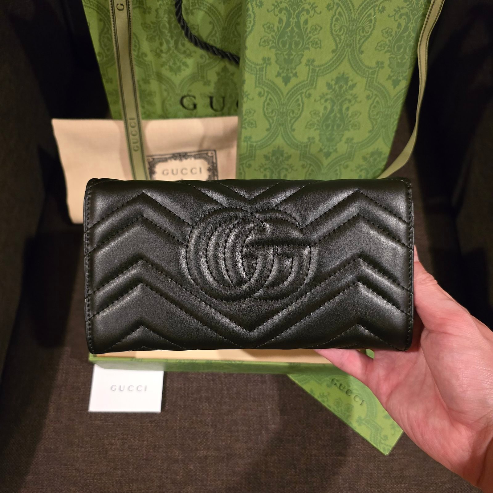 Gucci cartera Marmont piel matelassé negra con doble G dorada - Imagen 2