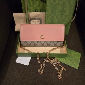 Gucci cartera con cadena GG Supreme y solapa de piel rosa