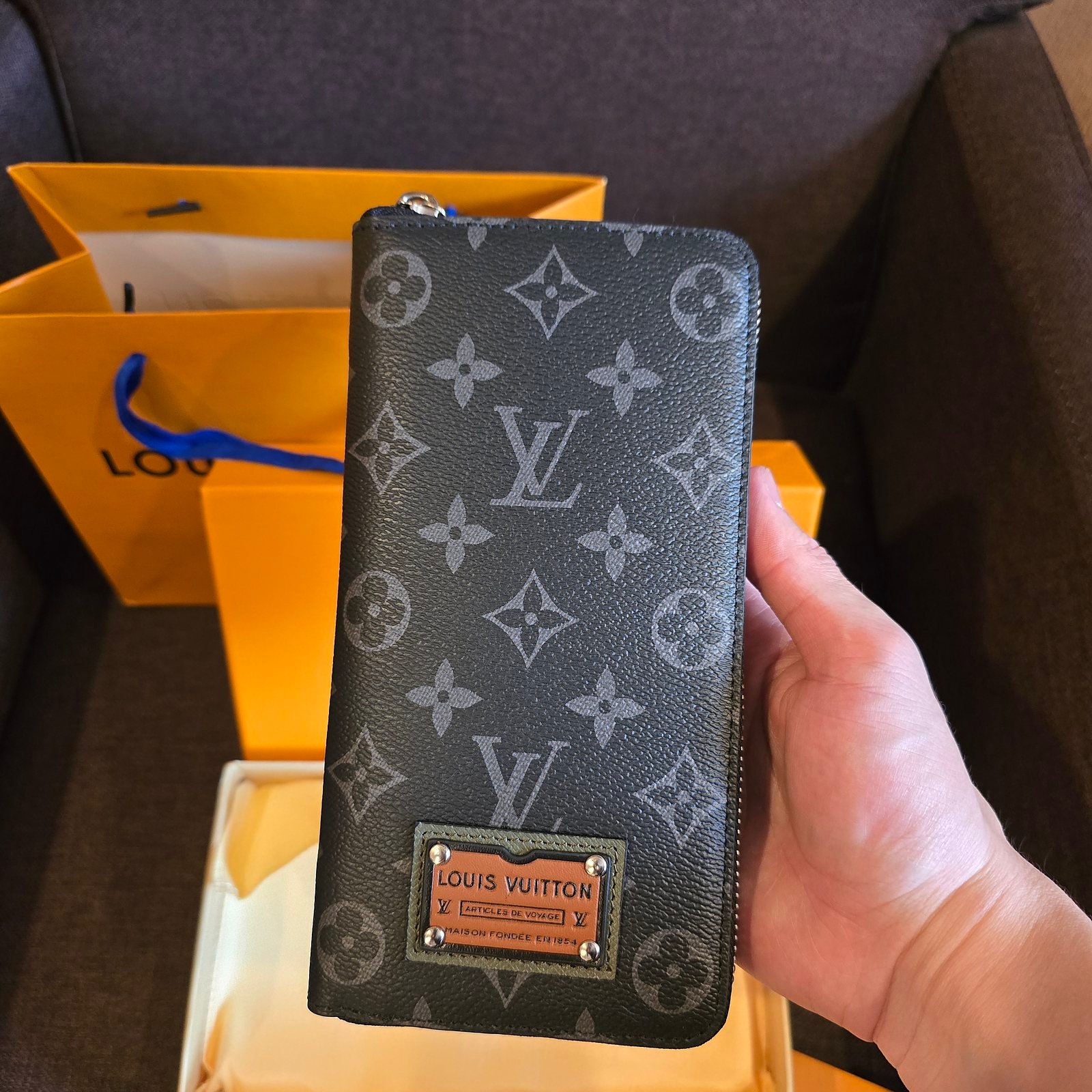 Louis Vuitton cartera con cierre lona Monogram azul con placa de piel - Imagen 2