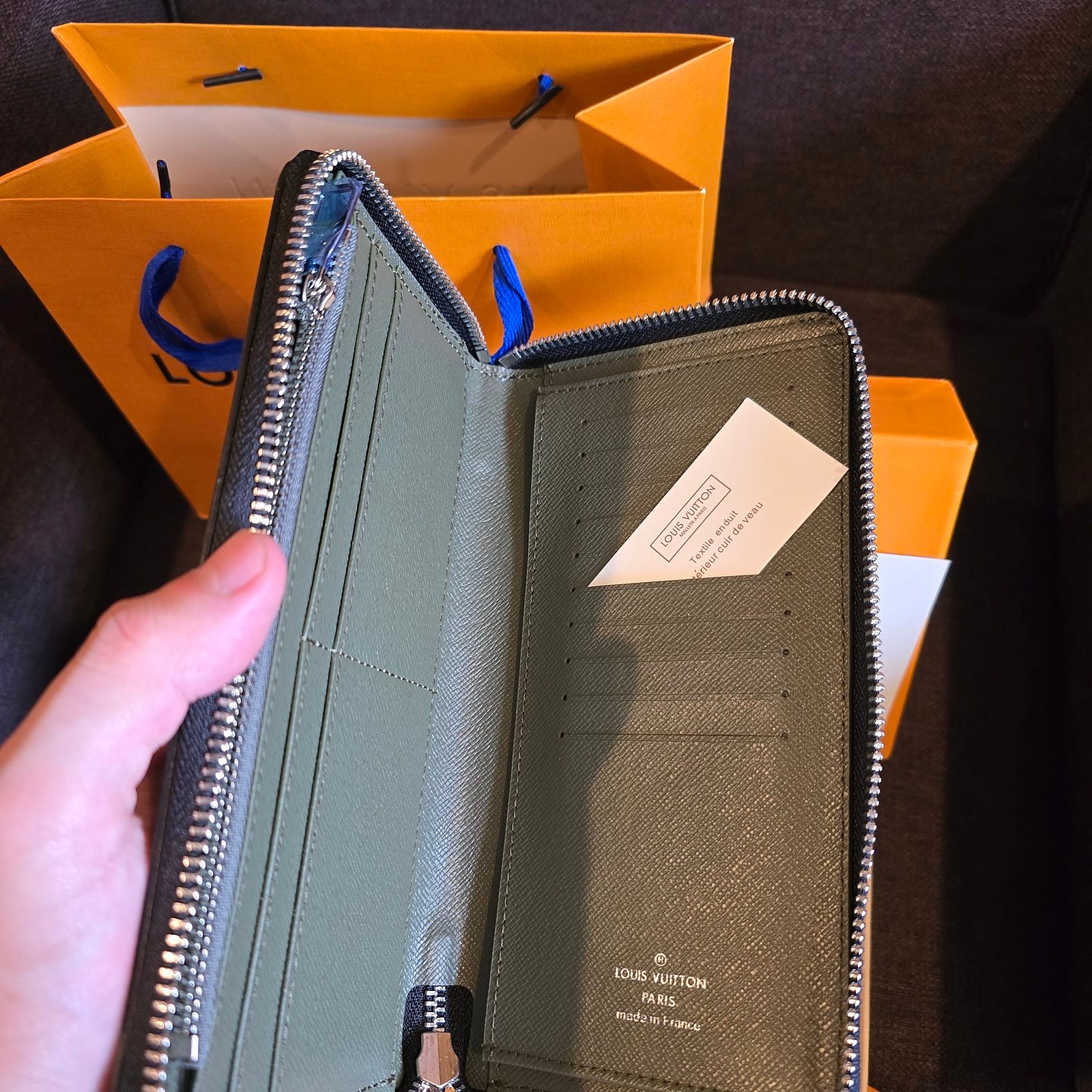 Louis Vuitton cartera con cierre lona Monogram azul con placa de piel - Imagen 3