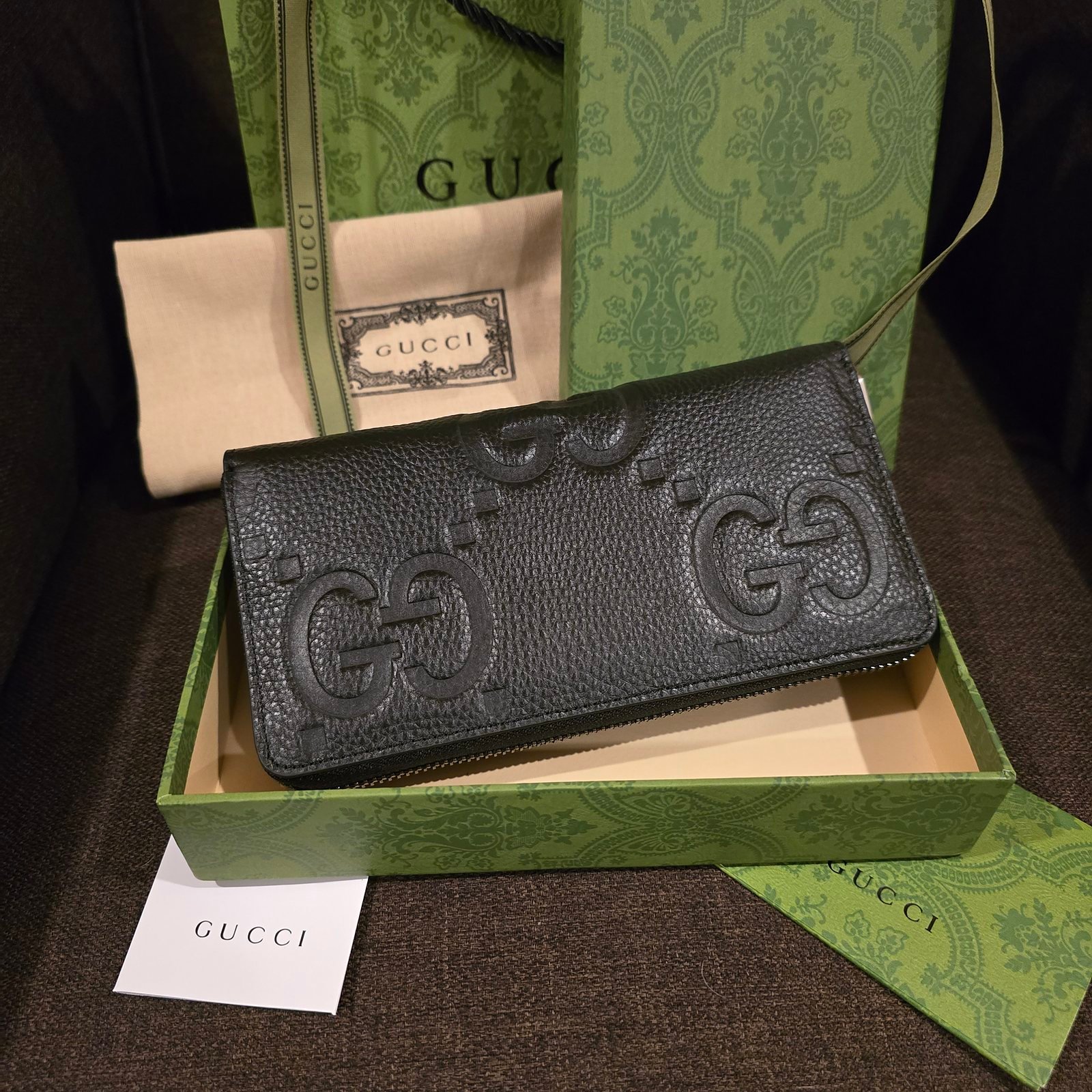 Gucci cartera larga piel negra con relieve GG