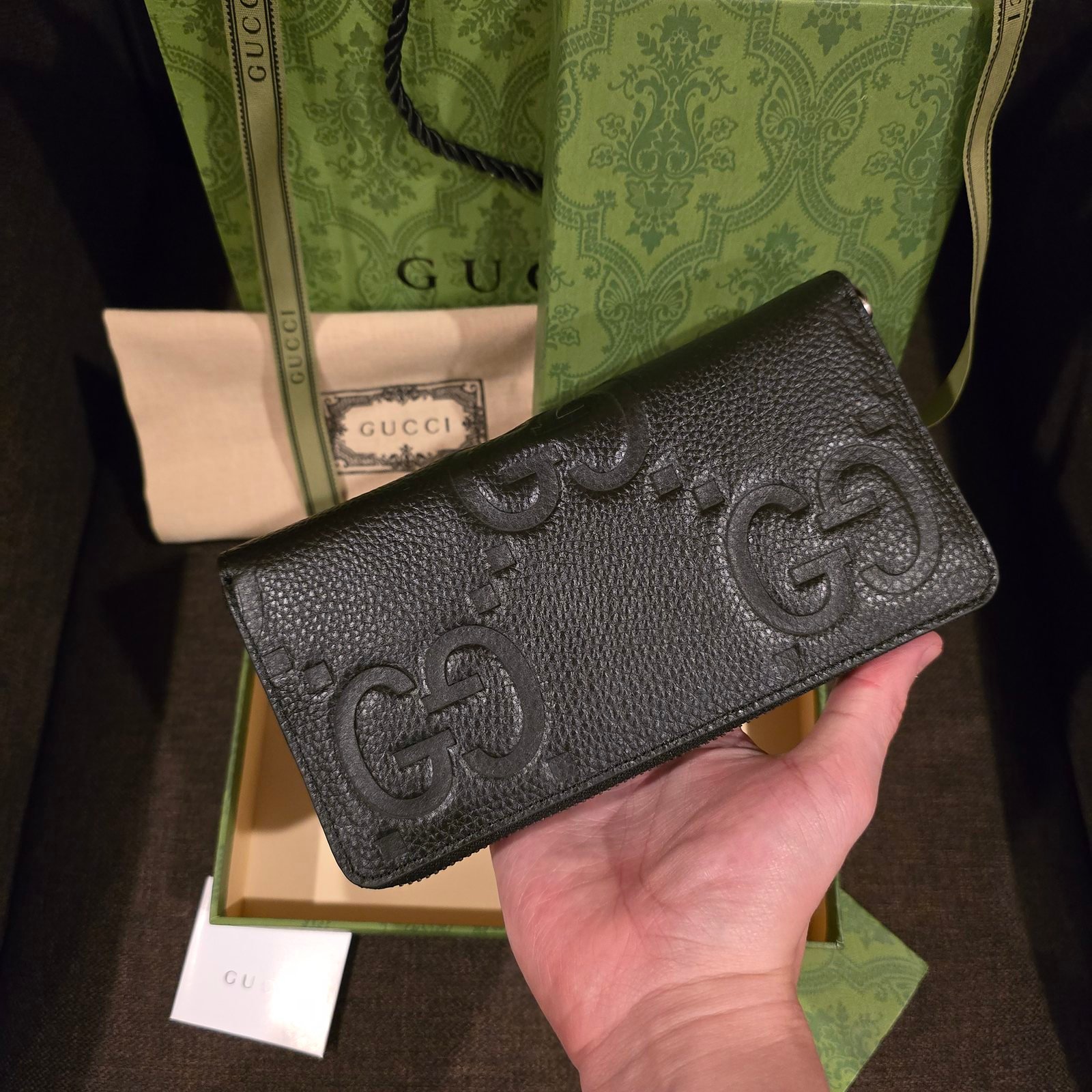Gucci cartera larga piel negra con relieve GG - Imagen 2