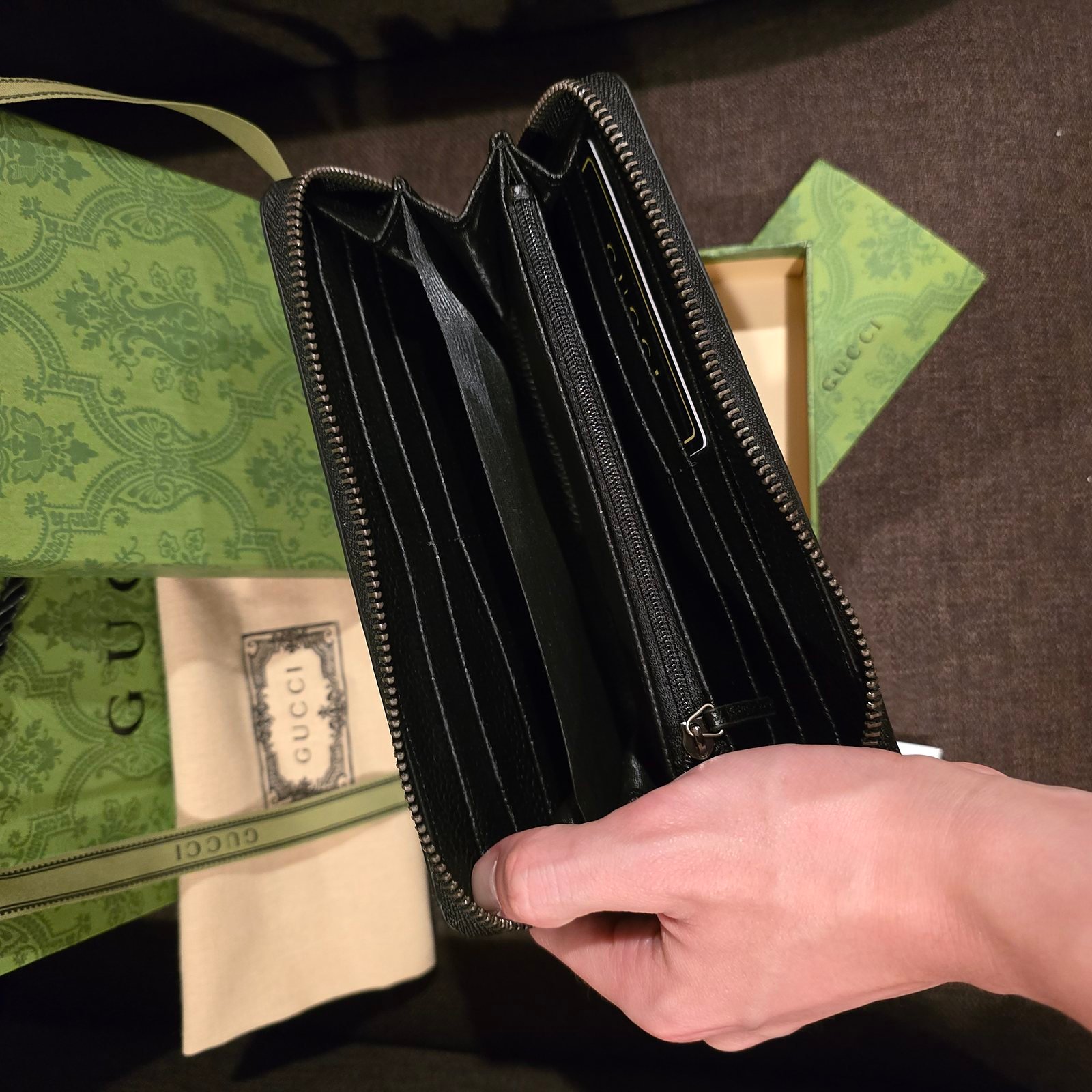 Gucci cartera larga piel negra con relieve GG - Imagen 3