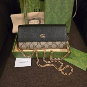 Gucci cartera con cadena GG Supreme y solapa de piel negra