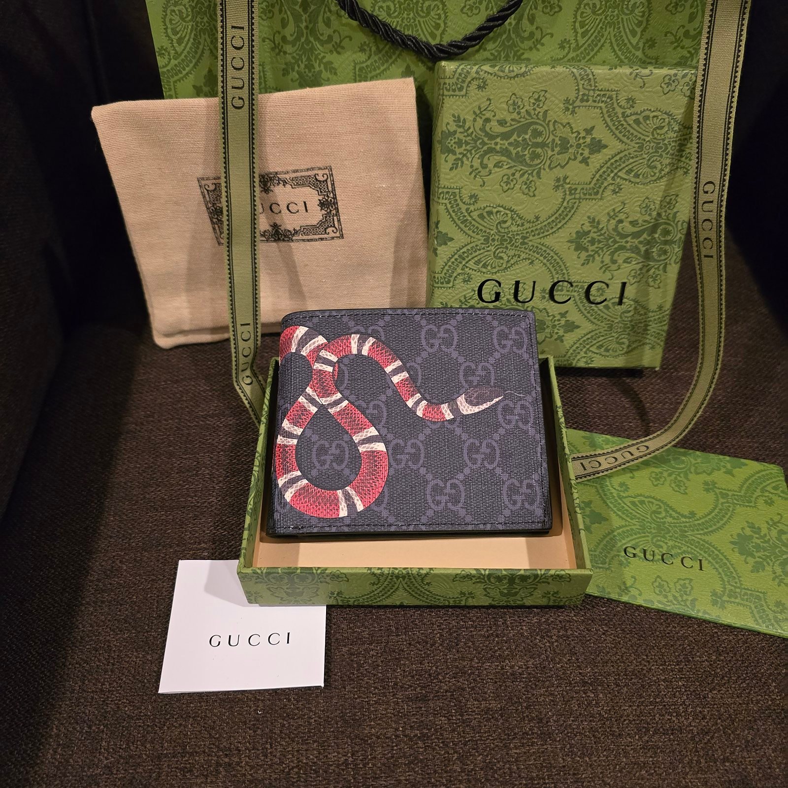 Gucci cartera Kingsnake sobre lona GG Supreme oscura