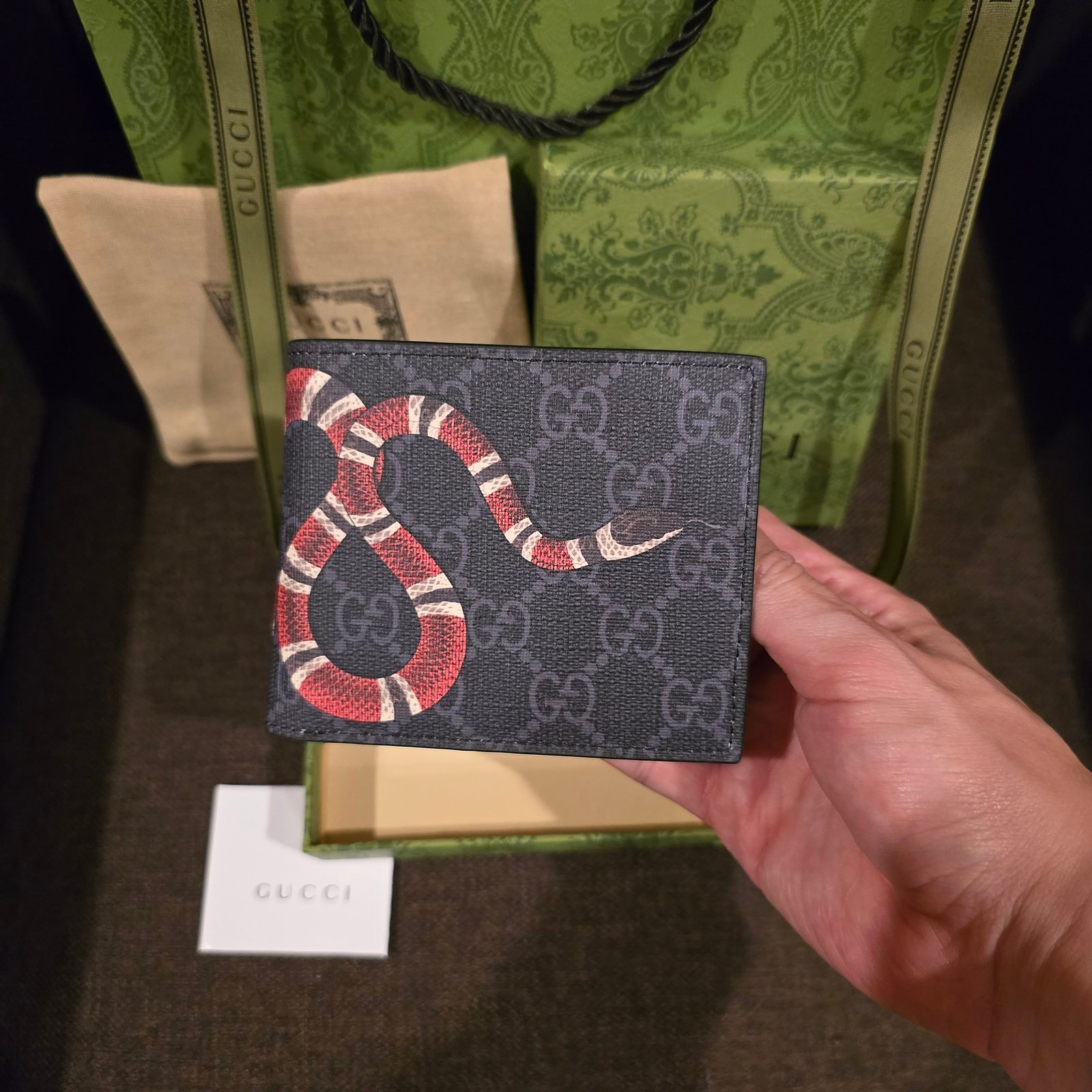 Gucci cartera Kingsnake sobre lona GG Supreme oscura - Imagen 2