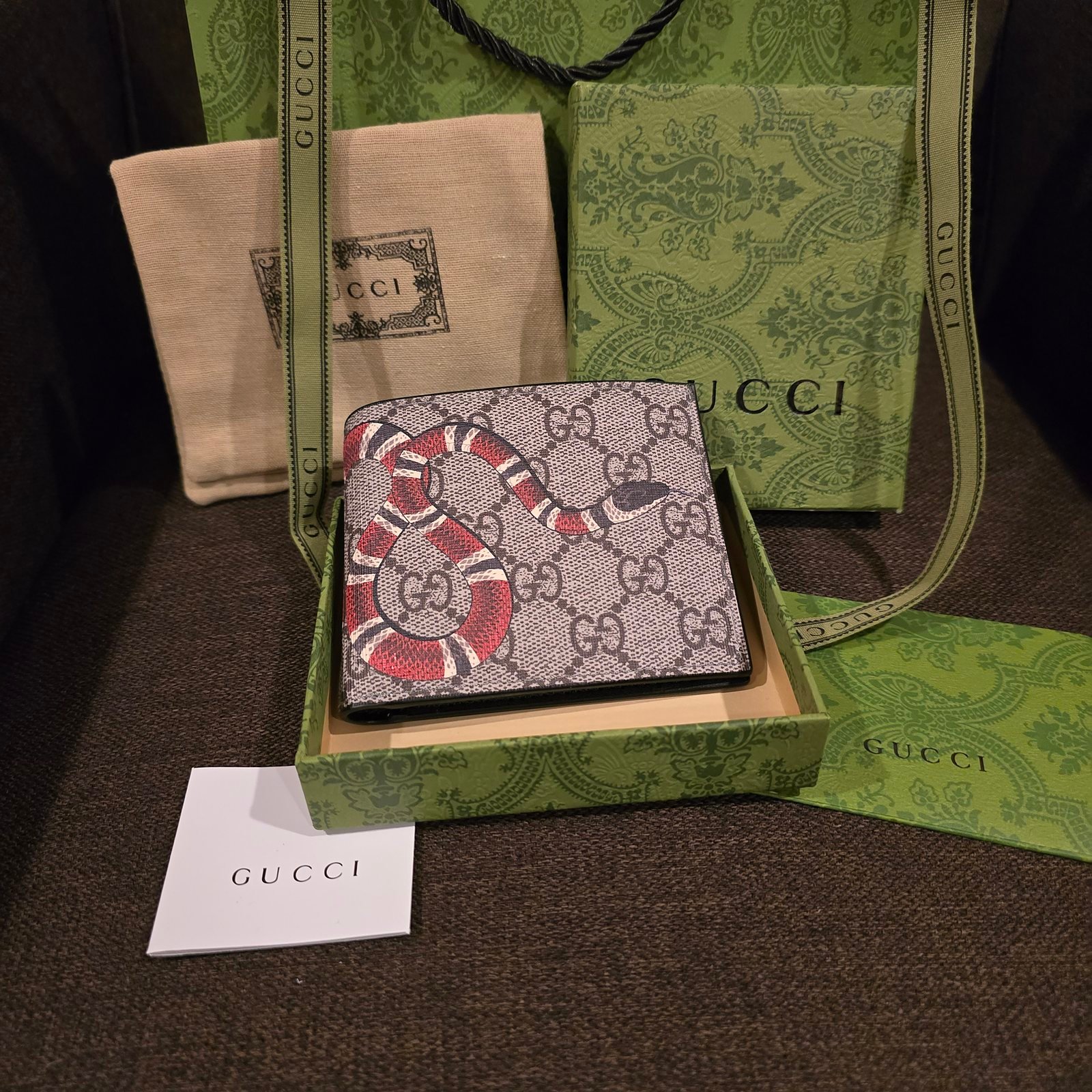 Gucci cartera Kingsnake sobre lona GG Supreme beige