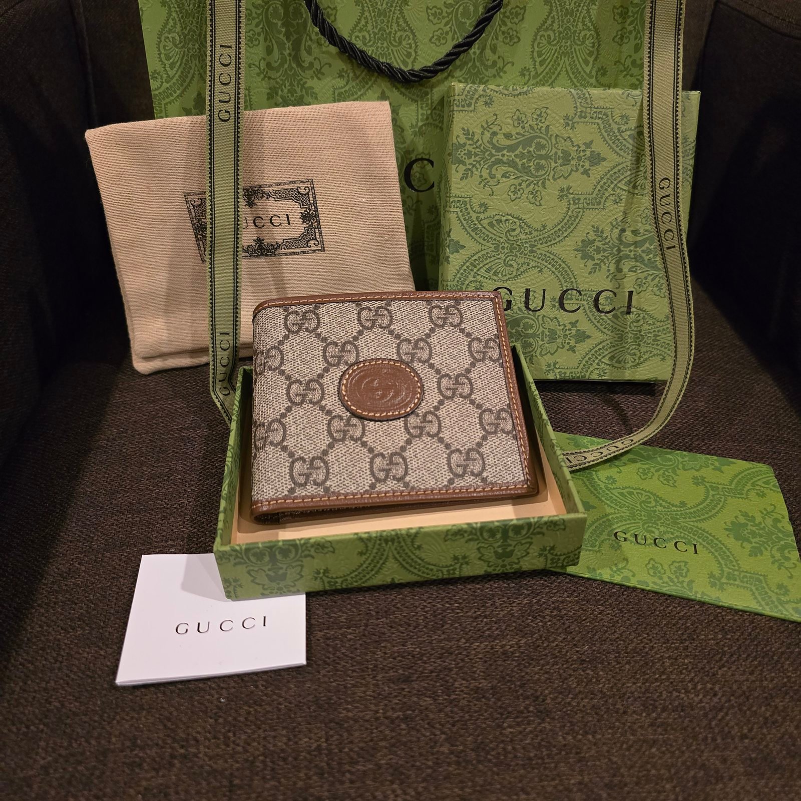Gucci cartera lona GG Supreme con emblema redondo de piel