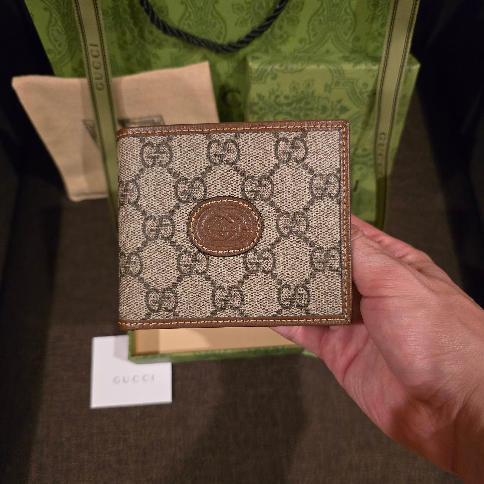 Gucci cartera lona GG Supreme con emblema redondo de piel - Imagen 2