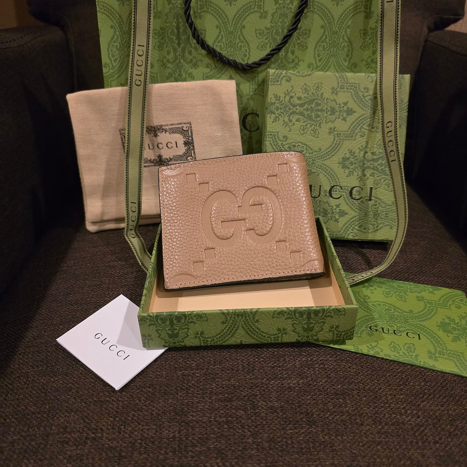 Gucci cartera piel beige con relieve GG