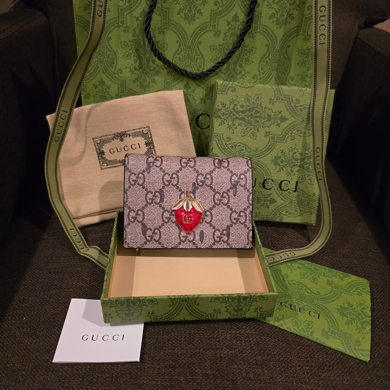 Gucci tarjetero lona GG Supreme con aplicacion roja