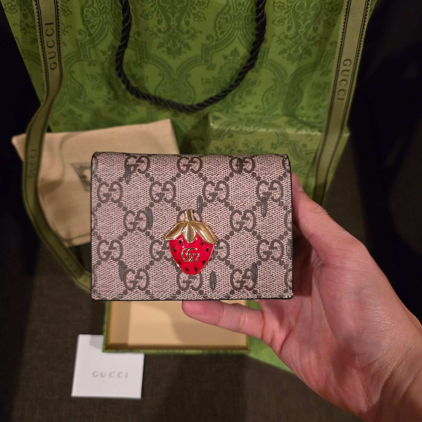 Gucci tarjetero lona GG Supreme con aplicacion roja - Imagen 2