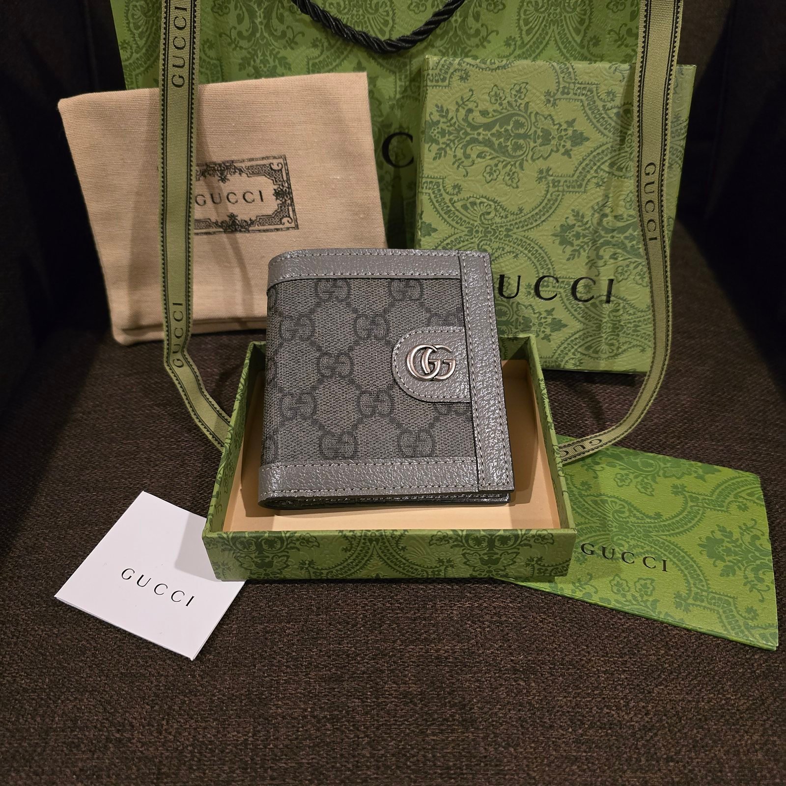 Gucci cartera lona GG Supreme gris con placa doble G