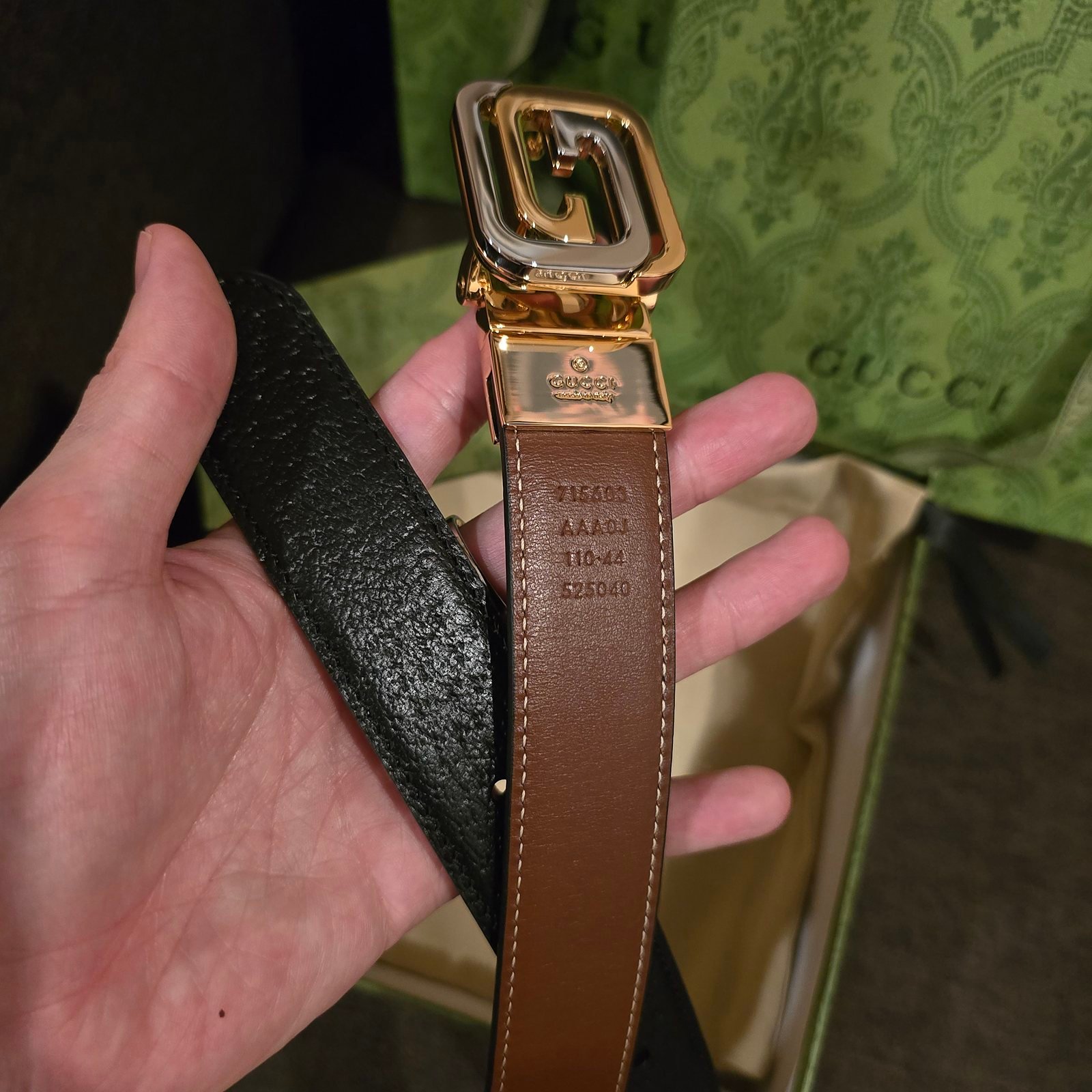 Gucci cinturón reversible piel avellana hebilla G cuadrada bicolor - Imagen 3