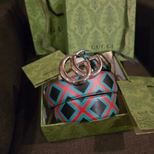 Gucci cinturón estampado geometrico hebilla doble G plateada