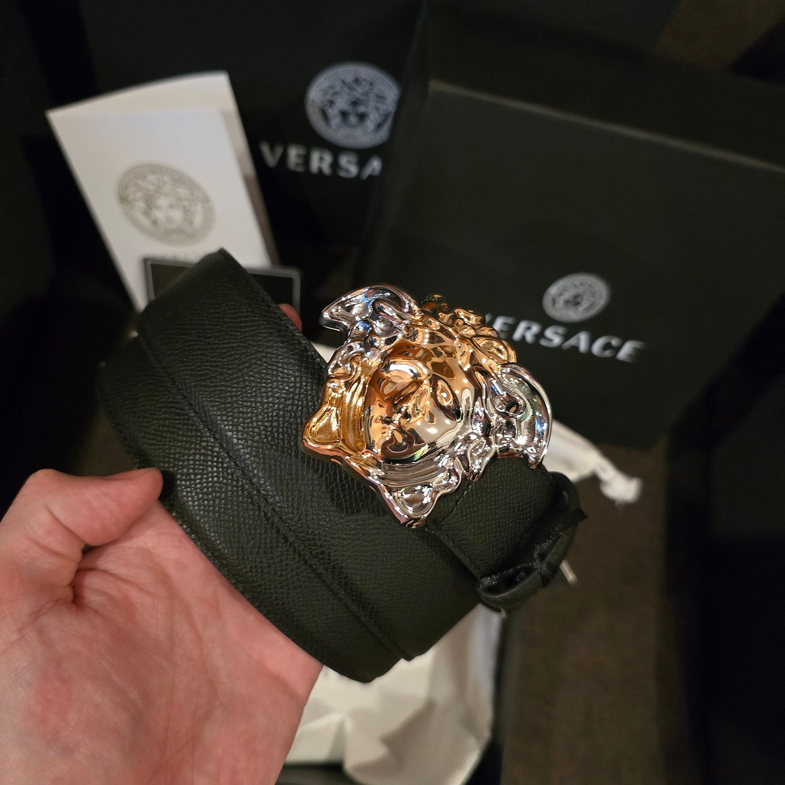 Versace cinturón Medusa piel negra hebilla dorada - Imagen 2