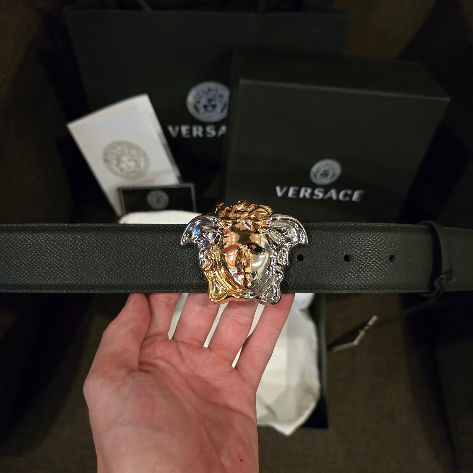 Versace cinturón Medusa piel negra hebilla dorada - Imagen 3