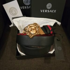 Versace cinturón Medusa piel granulada negra forro rojo