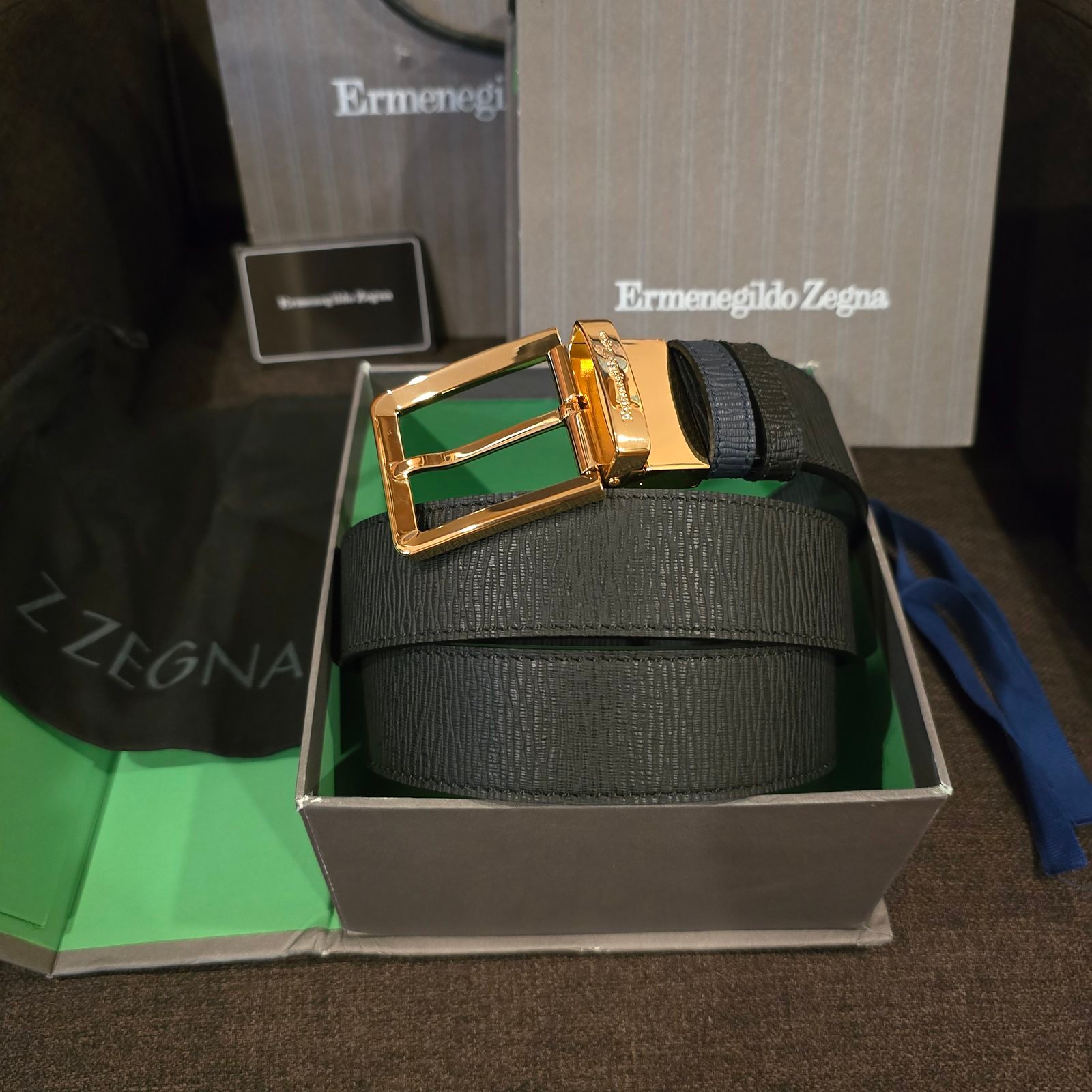 Zegna cinturón hebilla rectangular dorada reversible negro y marino