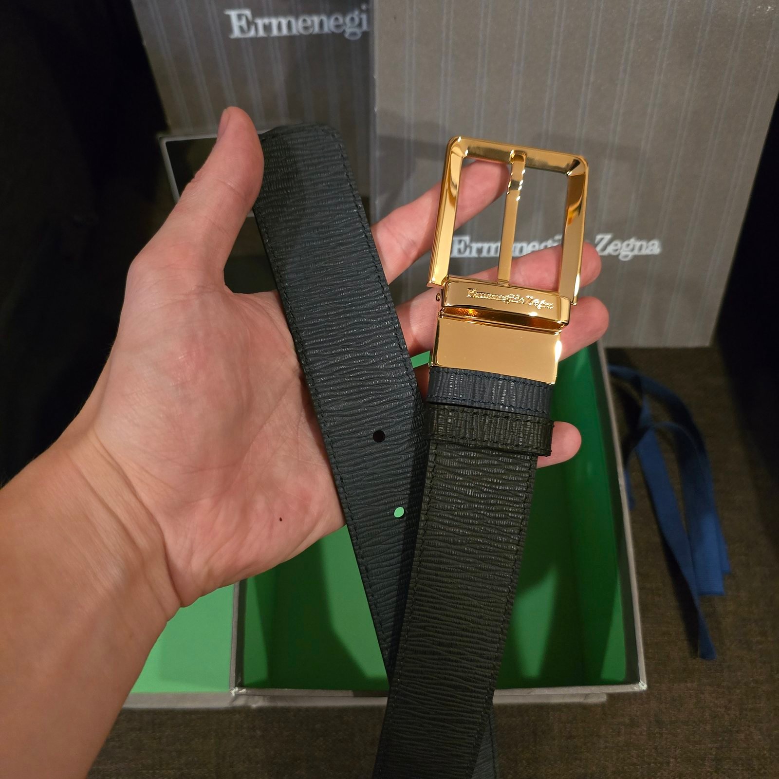 Zegna cinturón hebilla rectangular dorada reversible negro y marino - Imagen 2