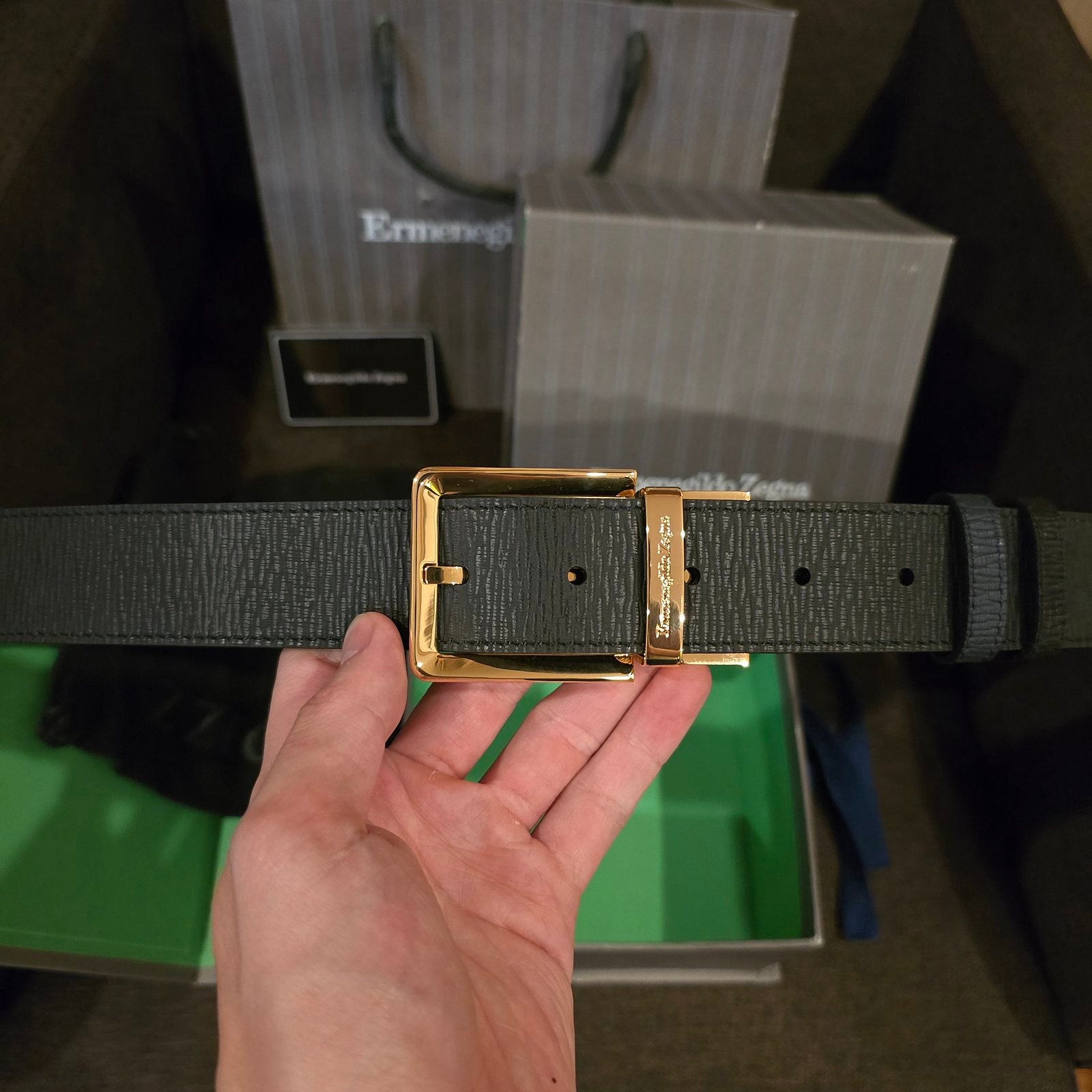 Zegna cinturón hebilla rectangular dorada reversible negro y marino - Imagen 3