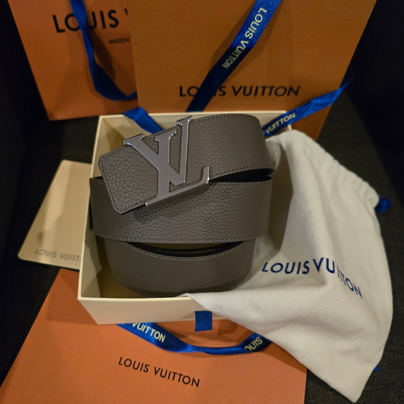 Louis Vuitton cinturón reversible Taurillon gris topo