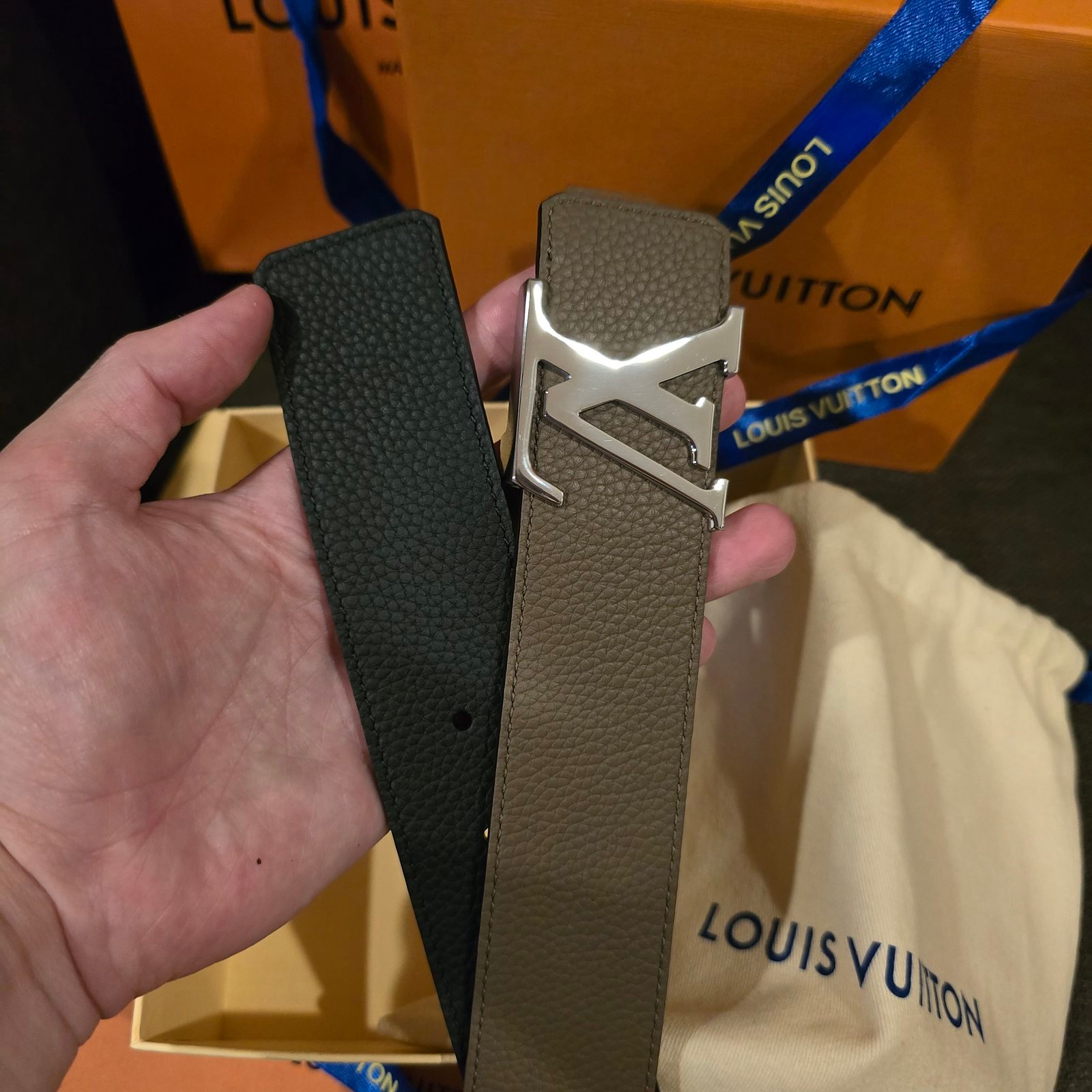 Louis Vuitton cinturón reversible Taurillon gris topo - Imagen 2