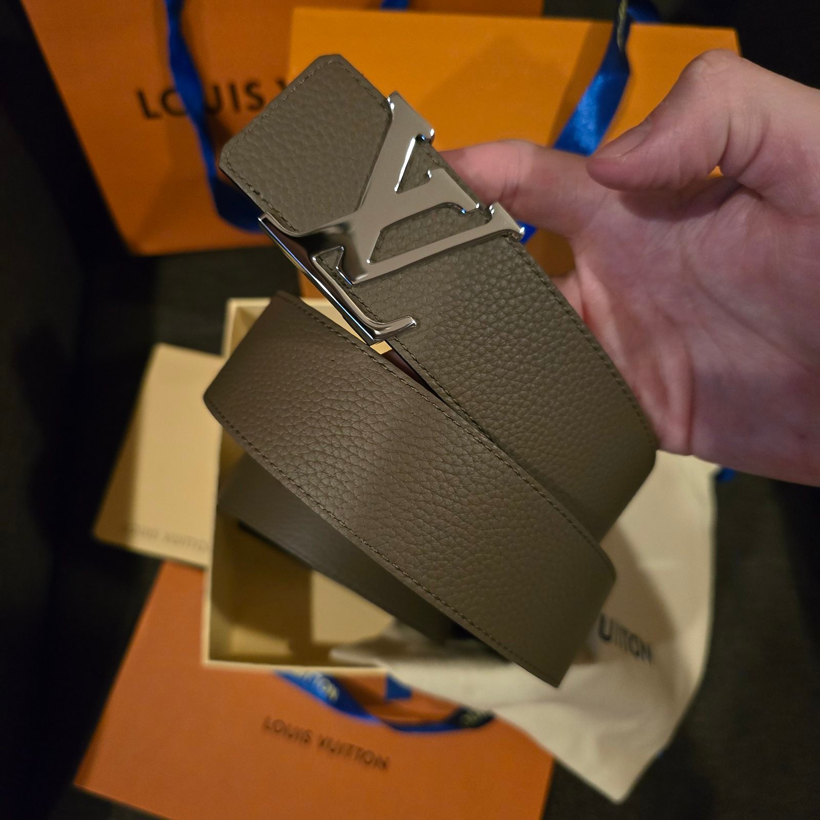 Louis Vuitton cinturón reversible Taurillon gris topo - Imagen 3
