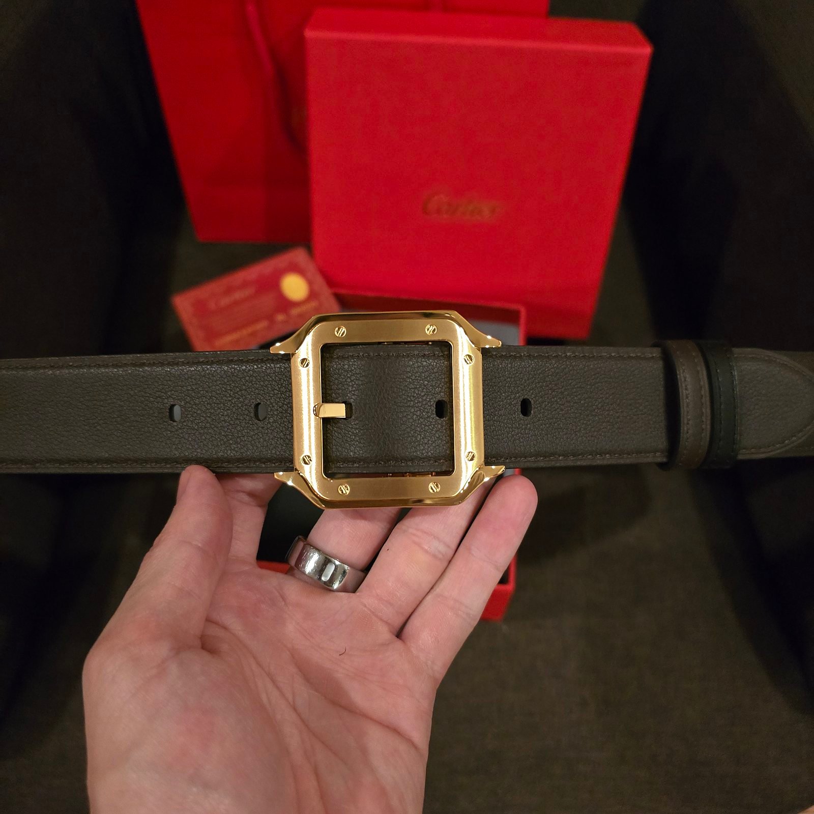 Cartier cinturón Santos reversible negro y café hebilla dorada - Imagen 2