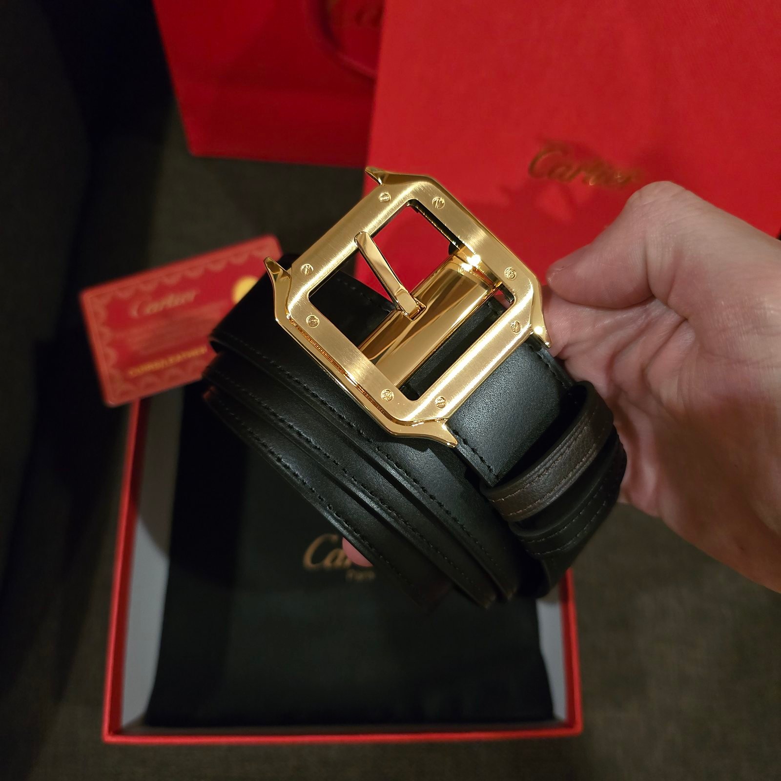 Cartier cinturón Santos reversible negro y café hebilla dorada - Imagen 3