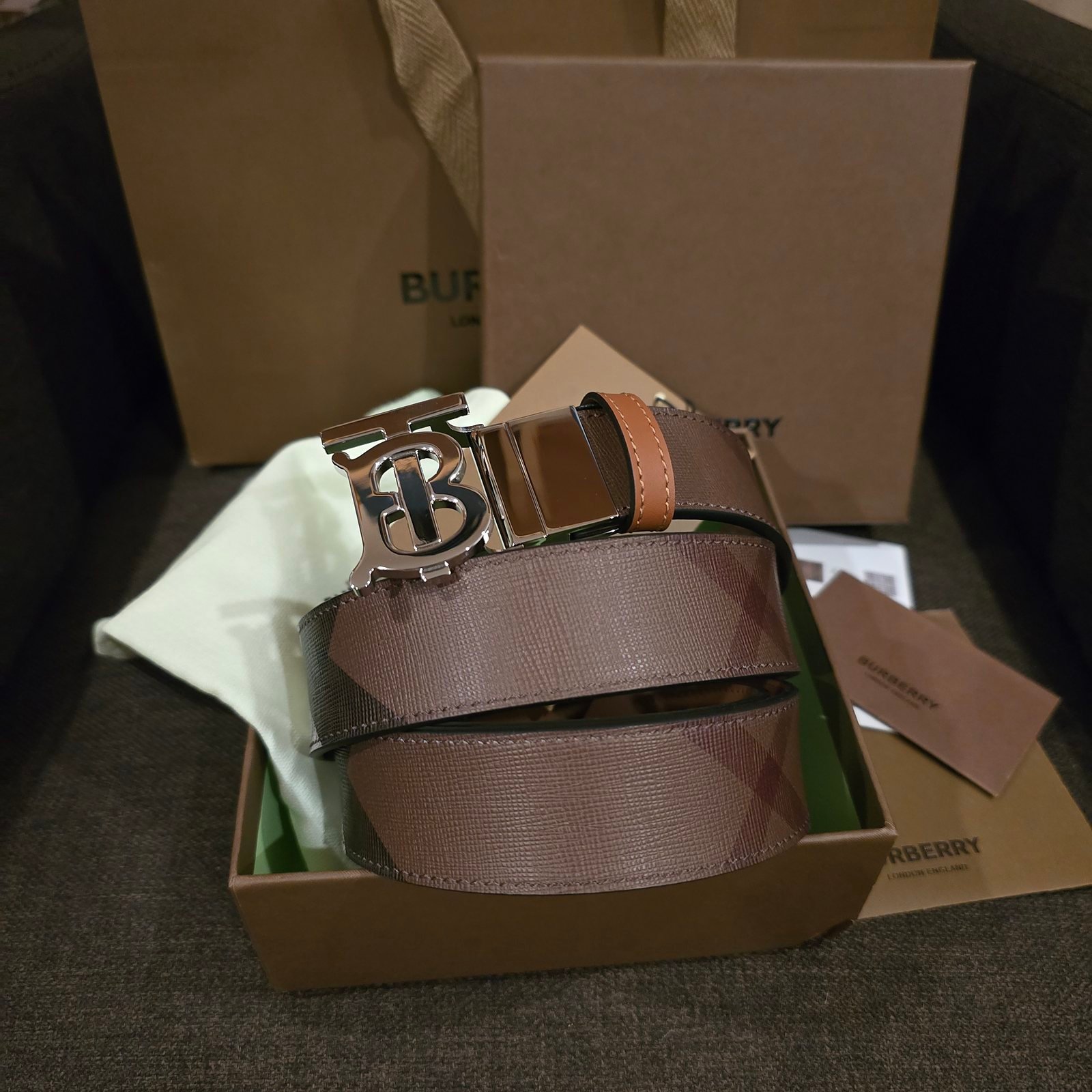 Burberry cinturón reversible Check café placa TB plateada