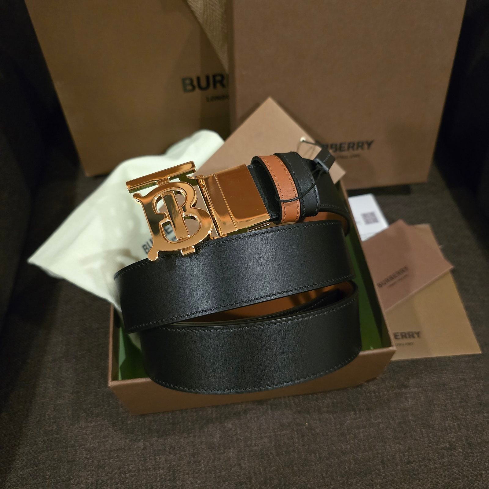 Burberry cinturón reversible piel negra placa TB dorada y correa camel