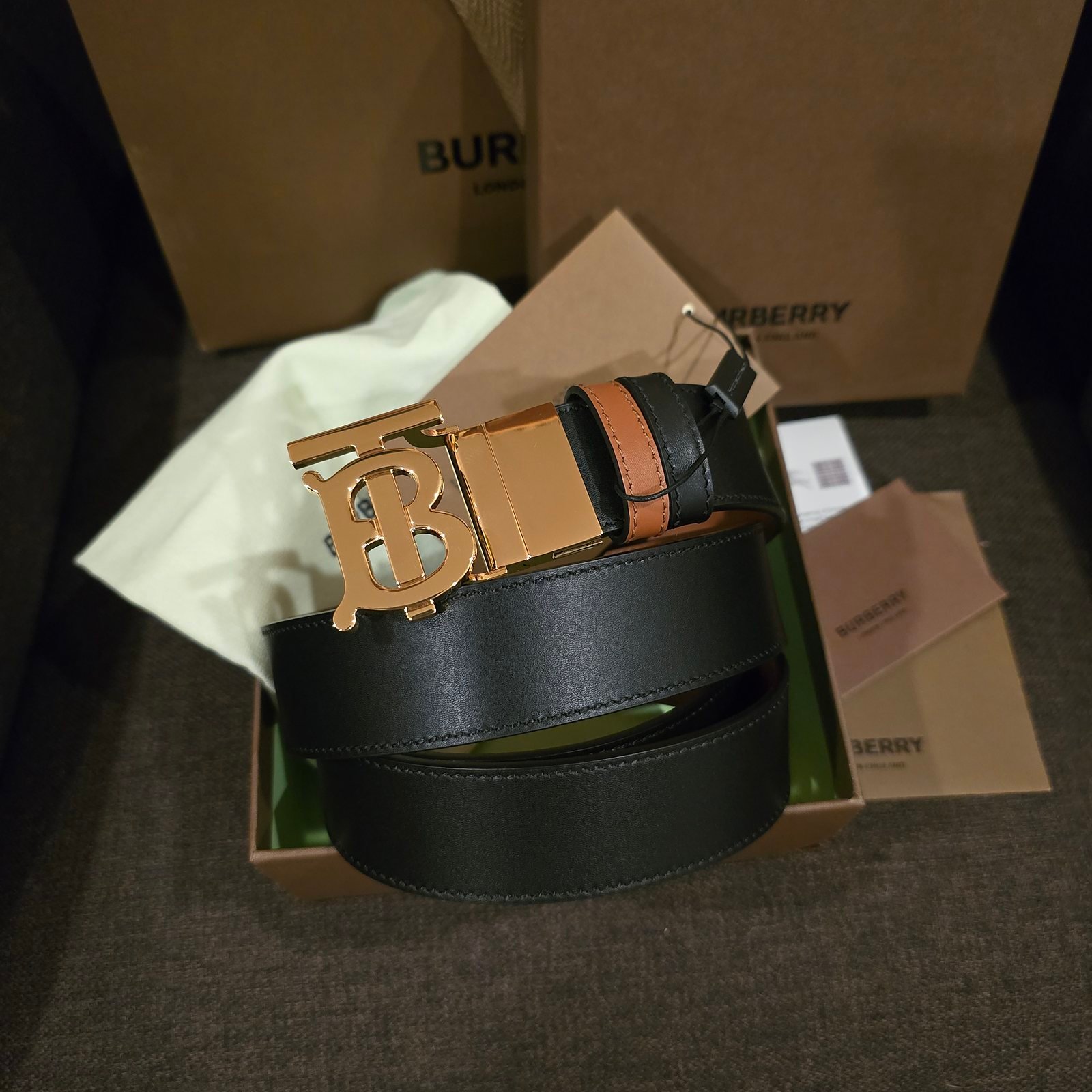 Burberry cinturón reversible piel negra placa TB dorada y correa camel - Imagen 2